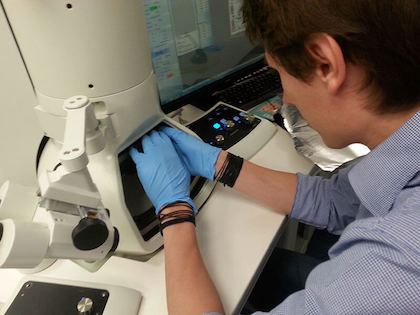Examen des microscopes électroniques JEOL